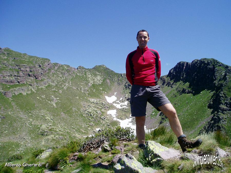 14 Paolo sulla Cima nord dei Tre Pizzi. Dietro, il circo e la vetta del Pietra Quadra.JPG - 14 Paolo sulla Cima nord dei Tre Pizzi. Dietro, il circo e la vetta del Pietra Quadra